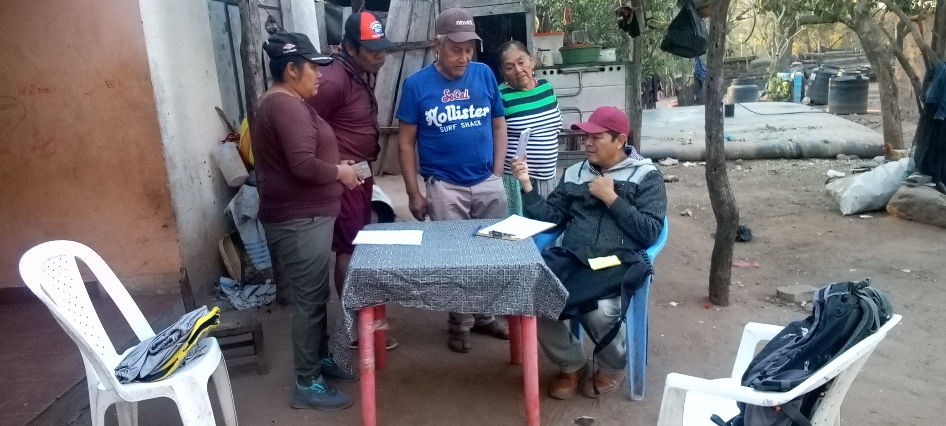 Adjunto Entrevista a apicultoras y apicultores en la comunidad Tentami a cargo de Rene Lozano - docente USXCH.jpg