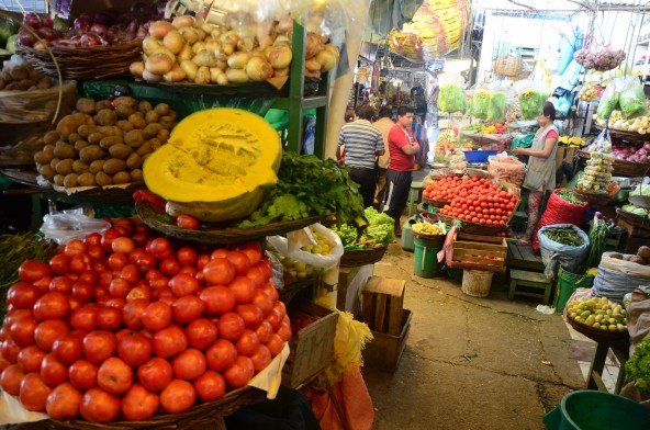 un popular mercado de la ciudad de Cbba. venta de hortalizas y tubérculos.